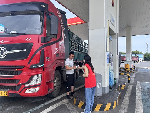 中路能源公司团总支组织开展“微笑传递温暖，服务点亮旅途”.jpg